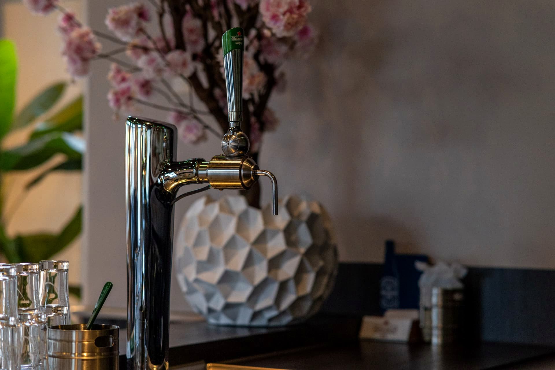 Biertap met glaswerk en bloesemtak op de bar van D' Olde Skoele Rouveen
