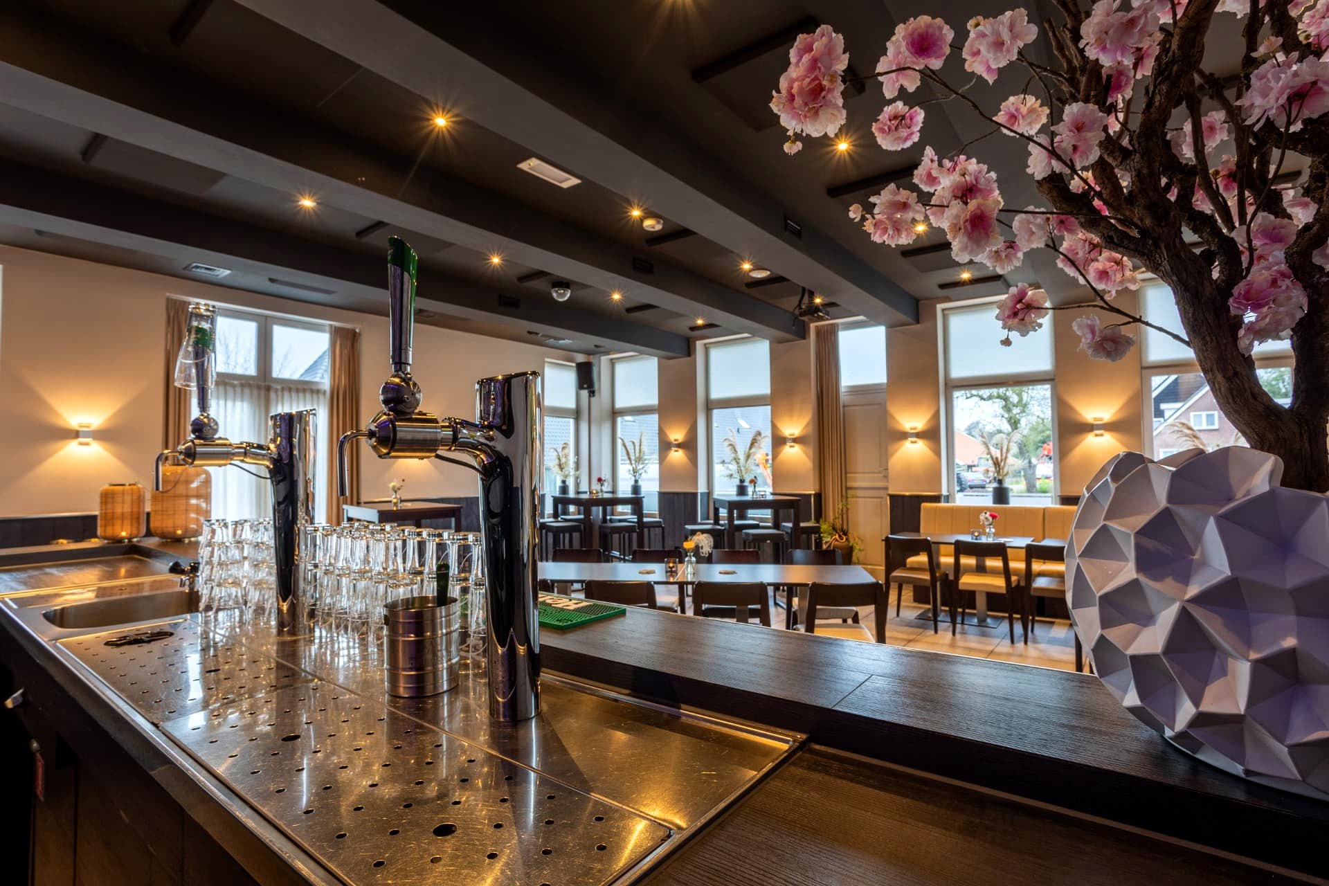 Tapinstallatie en glaswerk op de bar van zalencentrum D' Olde Skoele in Rouveen