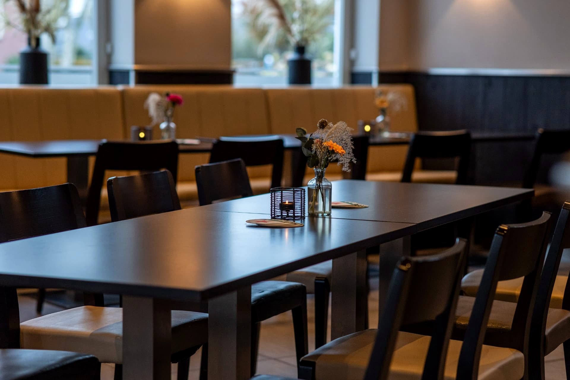 Gedekte tafel met kaarsje en bloemen in de zaal van D' Olde Skoele in Rouveen