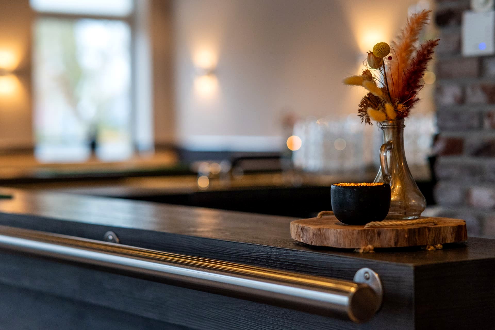 Bardetail met droogbloemen en houten plank bij D' Olde Skoele Rouveen