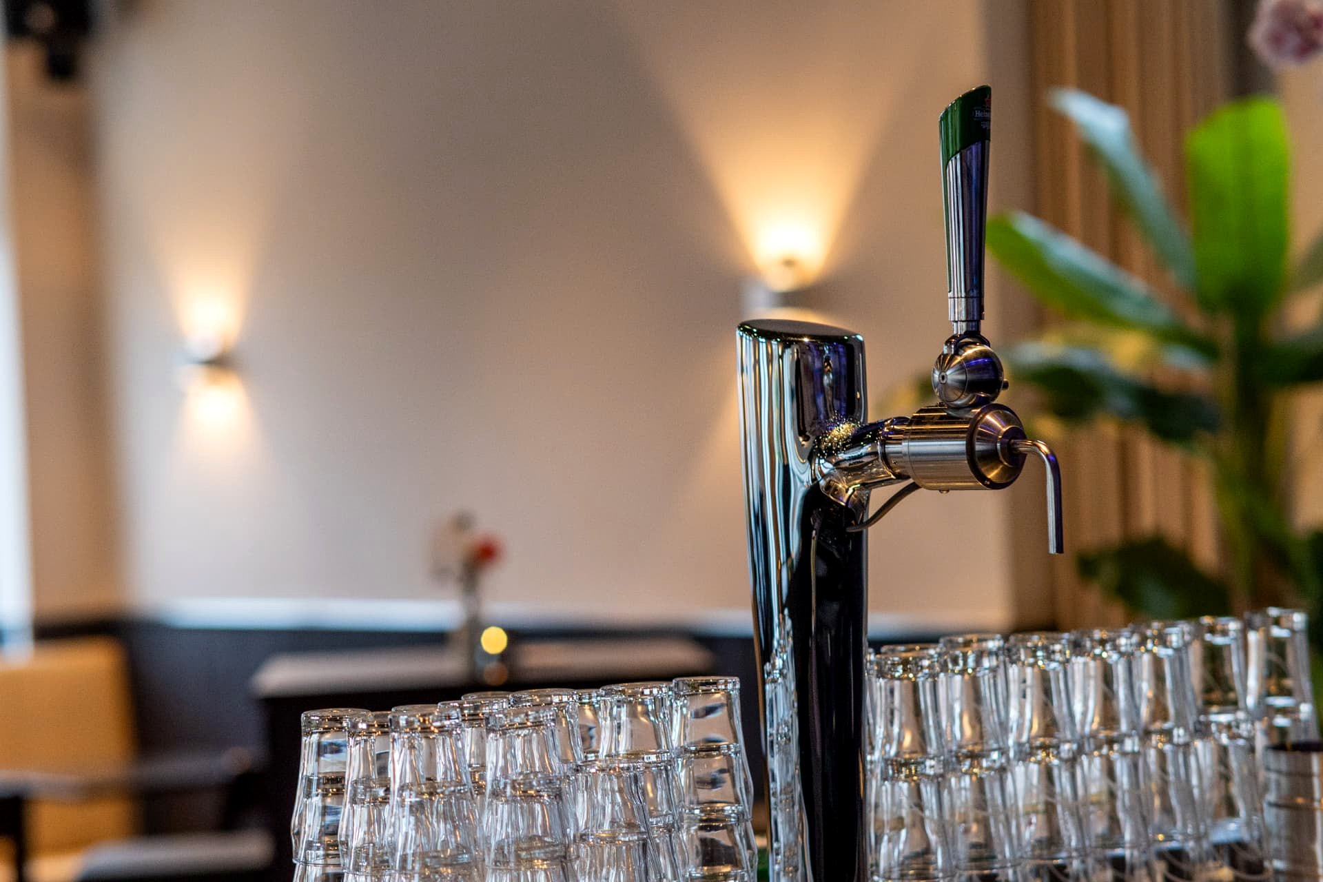 Biertap met opgestapelde glazen in de zaal van D' Olde Skoele in Rouveen