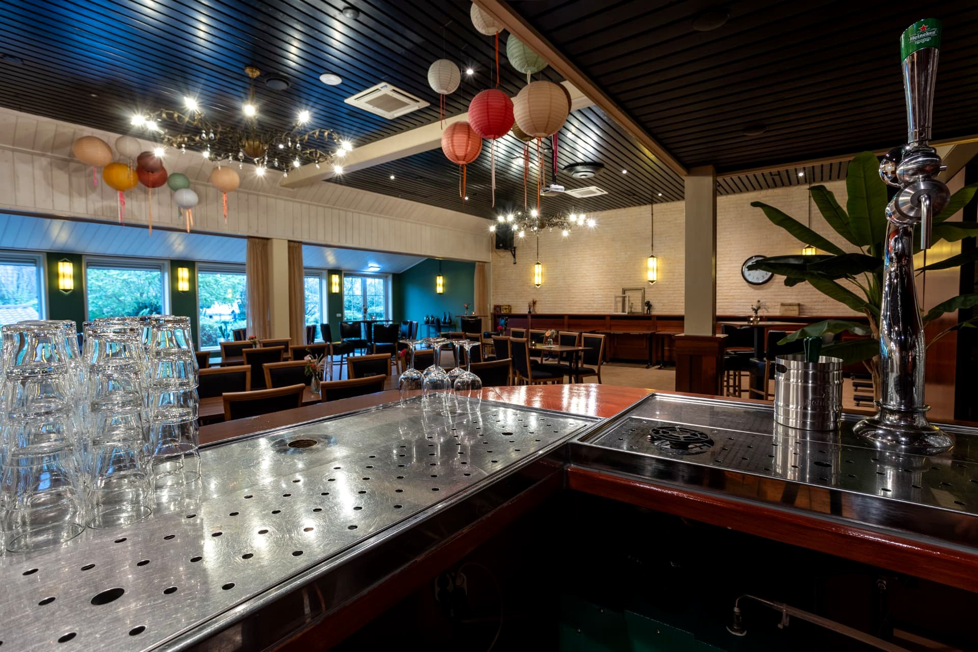 Bar van zalencentrum D' Olde Skoele in Rouveen met tap, glaswerk en sfeerverlichting
