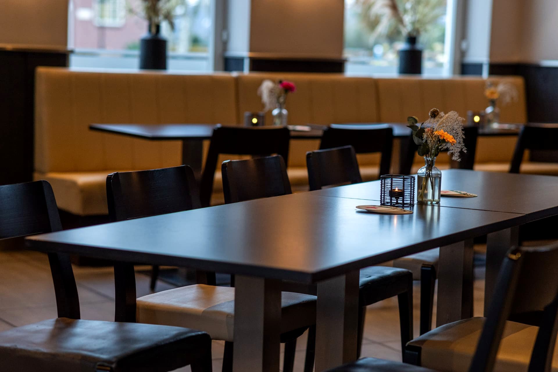 Tafelopstelling met banken en stoelen in de zaal van D' Olde Skoele Rouveen